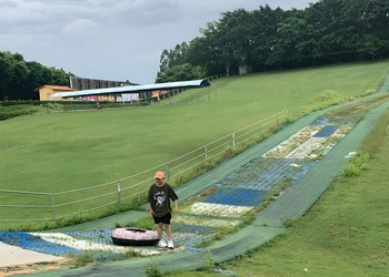 滑草场地
